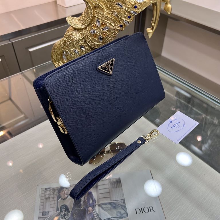 PRADA Prada Prada new clutch bag official website with the same step goods, fashionable style, high end gas! Using the first layer of imported leather cattle with the original hardware Home travel must-have products   Mo