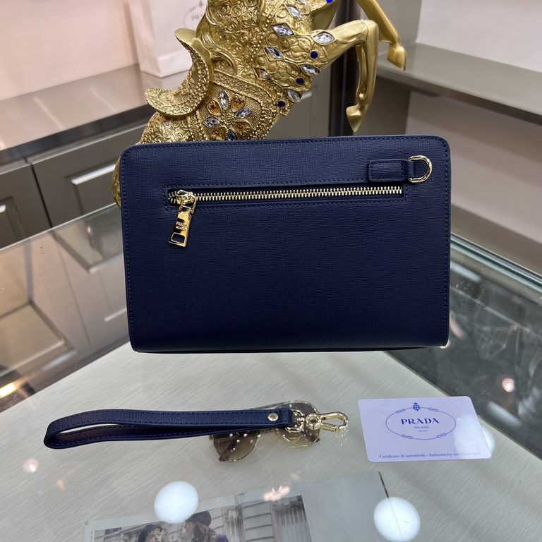 PRADA Prada Prada new clutch bag official website with the same step goods, fashionable style, high end gas! Using the first layer of imported leather cattle with the original hardware Home travel must-have products   Mo