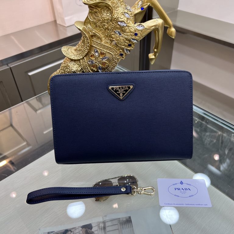 PRADA Prada Prada new clutch bag official website with the same step goods, fashionable style, high end gas! Using the first layer of imported leather cattle with the original hardware Home travel must-have products   Mo