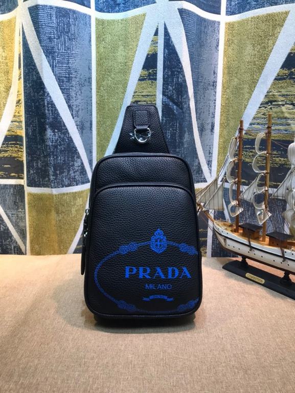 Prada new men's chest bag   imported head layer cowhide, leather feel soft delicate and comfortable, the version of the perfect   excellent on the body effect   , the physical   shooting, the effect of the touch, the qua