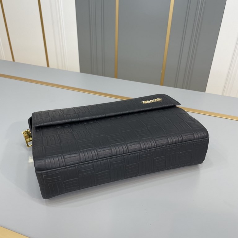 .    Original single goods [love] Prada original single genuine new counter with the same high-end men's casual clutch bag   workmanship is super refined and elegant. With imported raw materials cowhide counter special h