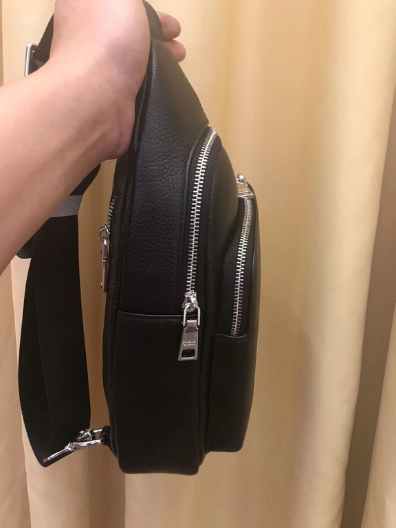 Prada front and back full leatherChest bag top high-end atmosphere imported original first layer cowhide, wear-resistant. Senior tailor three-dimensional tailoring perfect version of the upper body excellent design conce