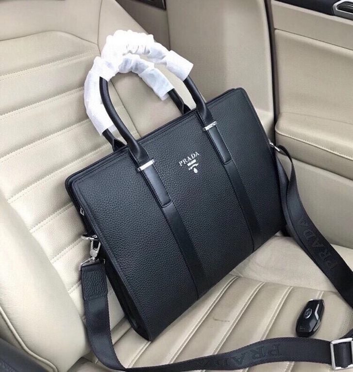 Lot ~ domineering original single handbag  . Prada PRADA. model 33097-5. (black) counter synchronization latest models strong debut.  Size 39x30x7cm