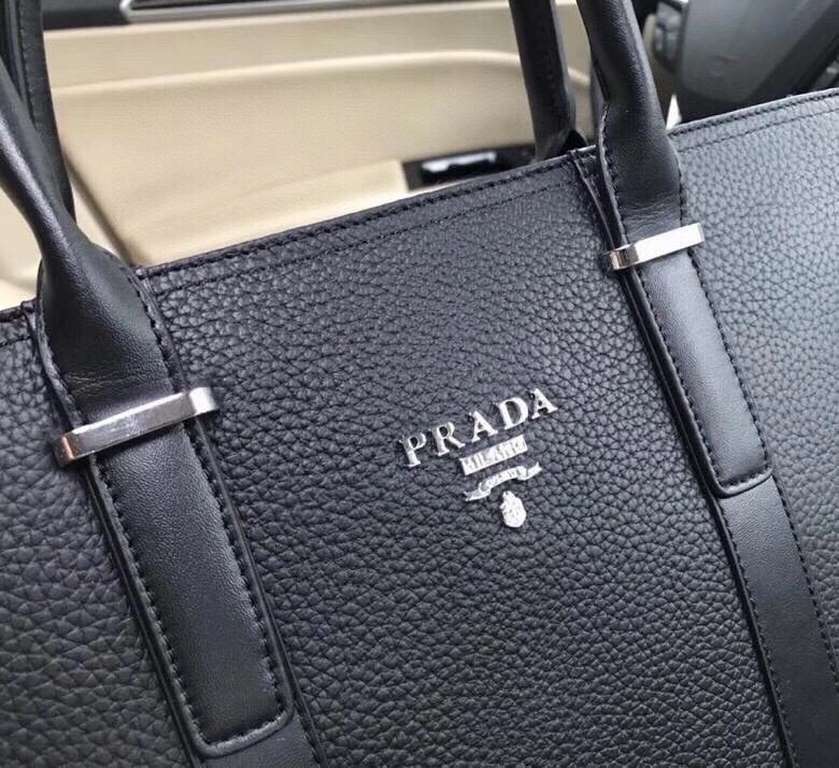 Lot ~ domineering original single handbag  . Prada PRADA. model 33097-5. (black) counter synchronization latest models strong debut.  Size 39x30x7cm