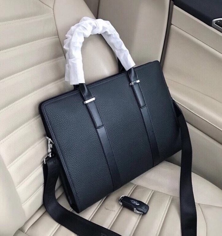 Lot ~ domineering original single handbag  . Prada PRADA. model 33097-5. (black) counter synchronization latest models strong debut.  Size 39x30x7cm