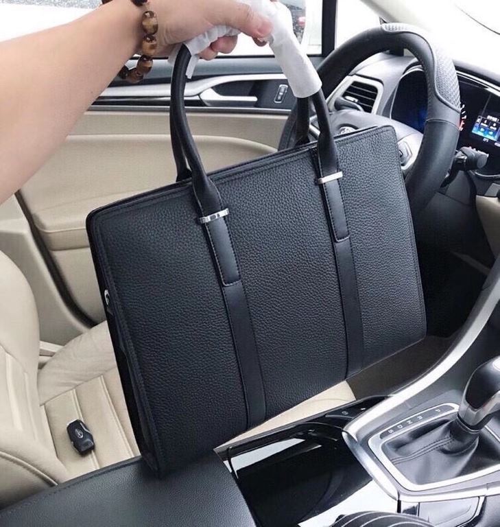 Lot ~ domineering original single handbag  . Prada PRADA. model 33097-5. (black) counter synchronization latest models strong debut.  Size 39x30x7cm