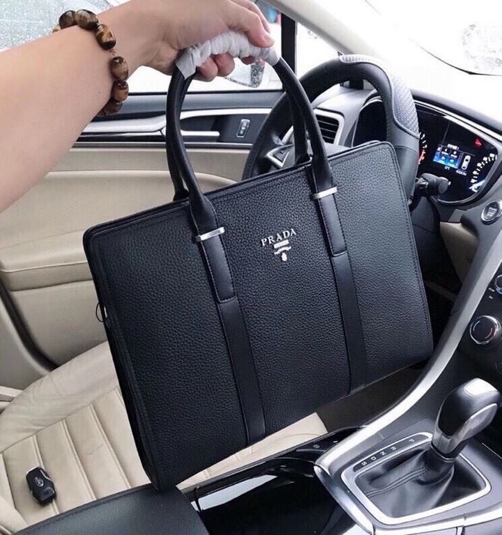 Lot ~ domineering original single handbag  . Prada PRADA. model 33097-5. (black) counter synchronization latest models strong debut.  Size 39x30x7cm