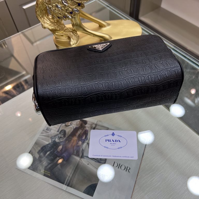 PRADA Prada new wash bag Made of imported cowhide with combination lock, top polished stainless steel finish metal accessories, front exterior triangle enamel logo, simple and generous style business Successful men's fav