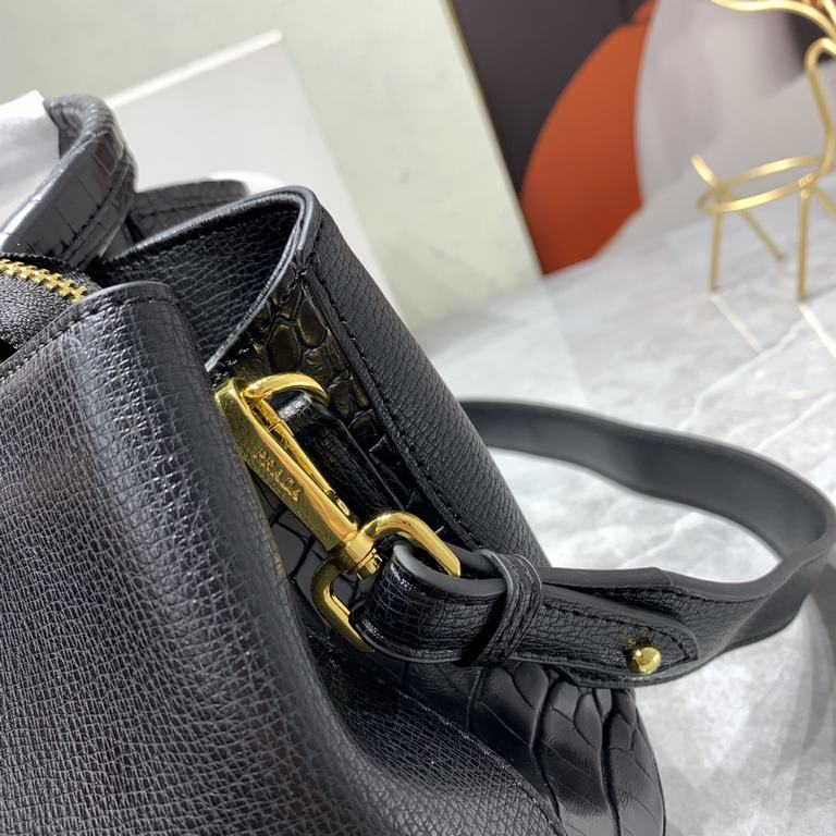 The P's 5003# palm print with crocodile pattern   hot debut, using the official version of the hardware   original cowhide  Prada special lining, size 25-19-13cm handbag with a long shoulder strap   physical shooting  , 