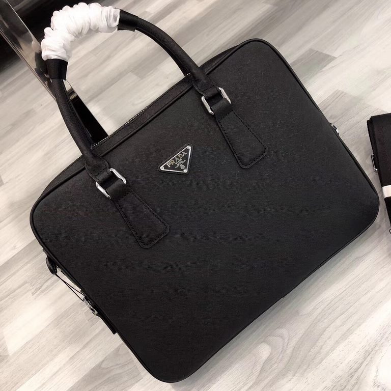 秘秘 [Prada 1802]    Counter the latest explosion of men's briefcases, heavy money to create a new channel goods   Energetic   Ideal for men's   Original hardware  LOGO clear and unparalleled   Top head-layer Cowhide   qua