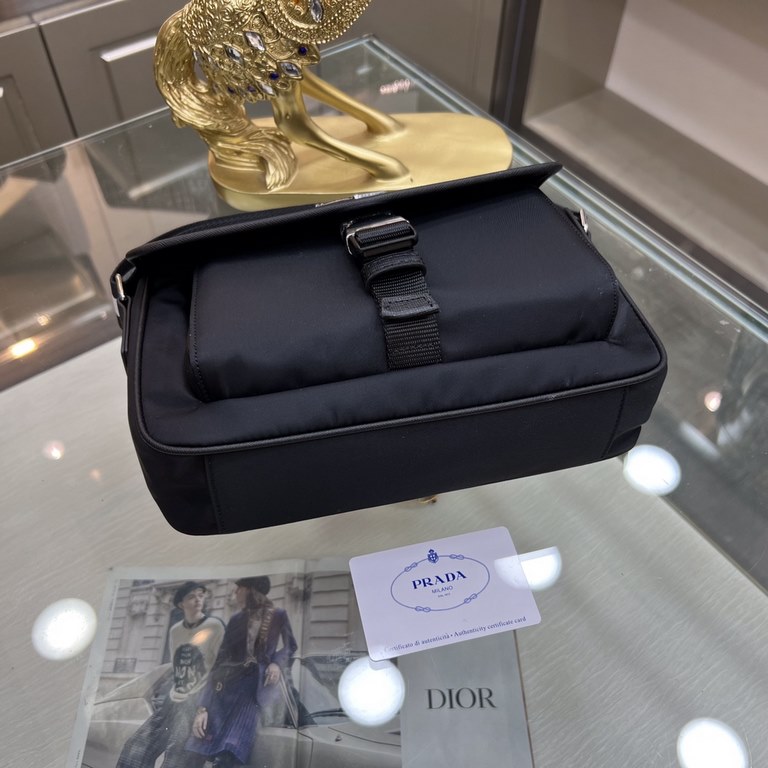 PRADA Prada new shoulder bag is shipped, fashionable style, high end gas! Made of first layer imported cross grain leather cow with waterproof nylon cloth, original hardware A must-have product for home travel  Model 951