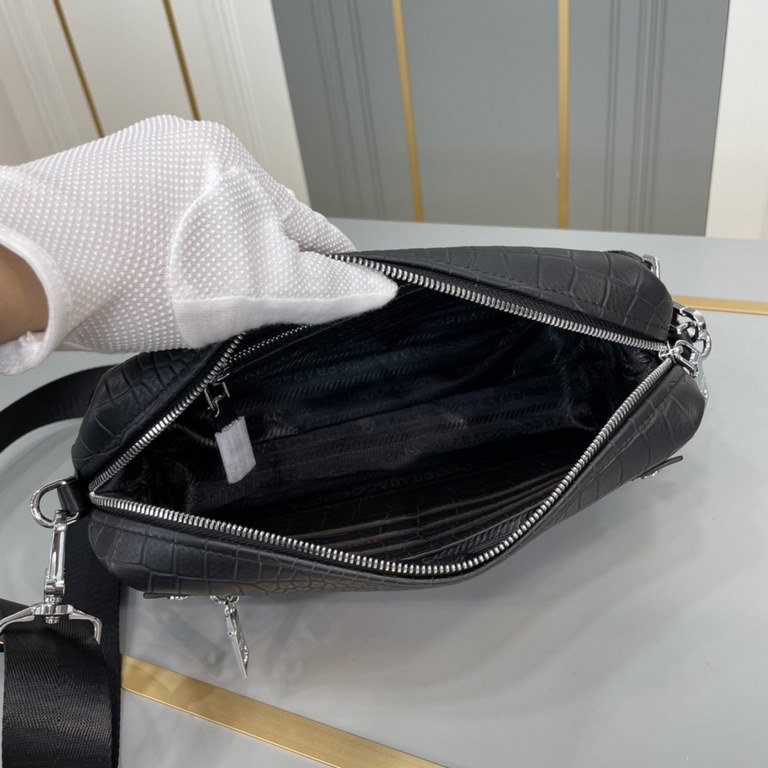 .   Original single goods [love] Prada new original single genuine new counter with the same high-end men's casual cross-body bag   workmanship is super refined and elegant. With imported raw materials cowhide counter sp