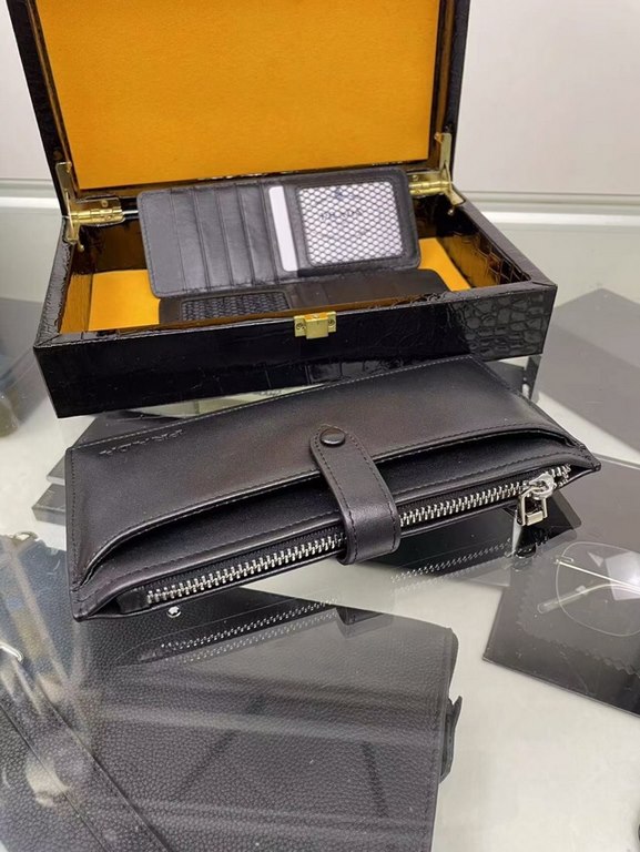 Explosive shipment       Top original single Prada multifunctional card bag. Can put 24 cards and a small amount of cash   cell phone super practical   imported head layer cowhide, leather feel soft delicate and comforta