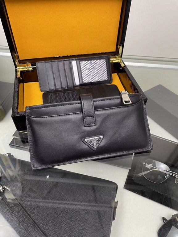 Explosive shipment       Top original single Prada multifunctional card bag. Can put 24 cards and a small amount of cash   cell phone super practical   imported head layer cowhide, leather feel soft delicate and comforta