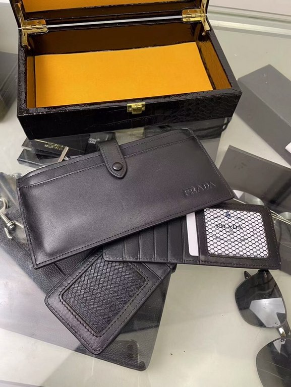 Explosive shipment       Top original single Prada multifunctional card bag. Can put 24 cards and a small amount of cash   cell phone super practical   imported head layer cowhide, leather feel soft delicate and comforta