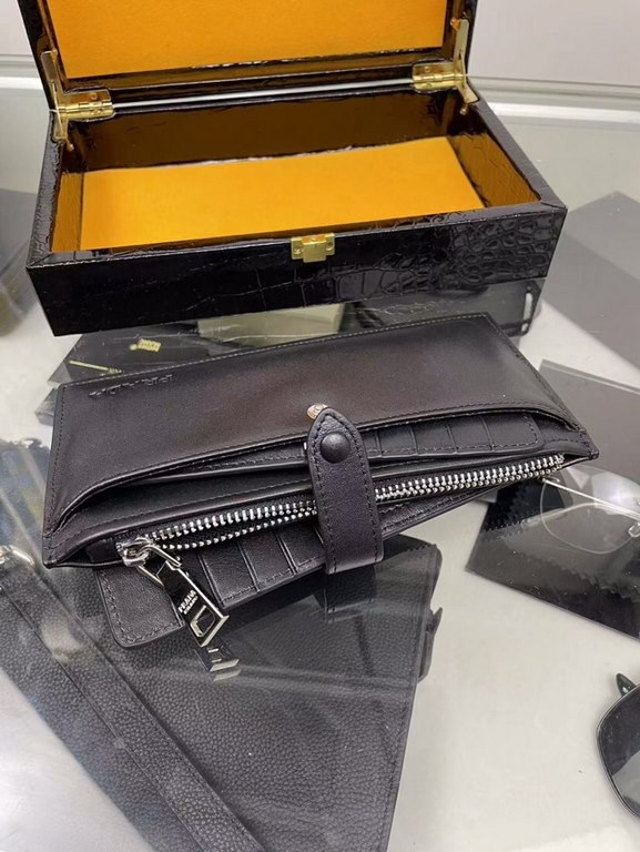 Explosive shipment       Top original single Prada multifunctional card bag. Can put 24 cards and a small amount of cash   cell phone super practical   imported head layer cowhide, leather feel soft delicate and comforta