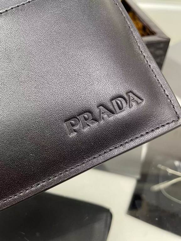 Explosive shipment       Top original single Prada multifunctional card bag. Can put 24 cards and a small amount of cash   cell phone super practical   imported head layer cowhide, leather feel soft delicate and comforta