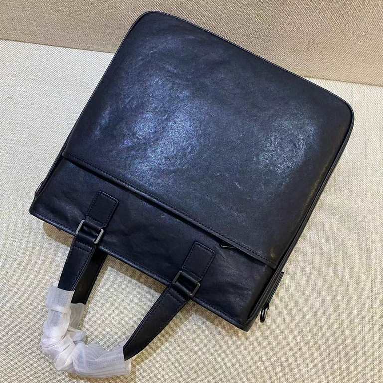 P family's strongest business simple handbag crossbody bag classic top thick cowhide pressurized wheat into the logo rich spring breath, can be matched with a variety of clothing styles, hot sale, like the speed of the o