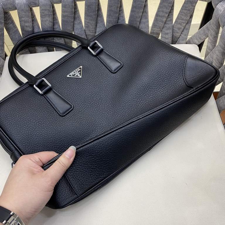 PRADA-Prada latest men's briefcase   made of calfskin leather Leather is soft and feels superb Configuration password   Practical Details exquisite workmanship High-end atmospheric upscale Casual and generous High-qualit