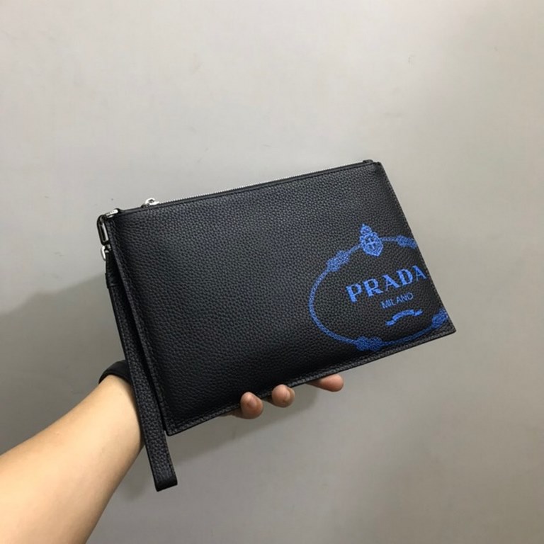 Top original single Prada men's casual handheld sandwich bag, with 6 card positions, the inner pocket is reasonable and practical space. Imported head layer cowhide, original plate hardware, YKK zipper super lubrication,