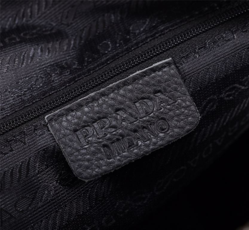 New imperial drive,, Prada men's chest bag, exclusive models, the original cowhide material, to the current market popular crocodile form to present the chest bag mode, simple and strange, soft touch, intimate design hea