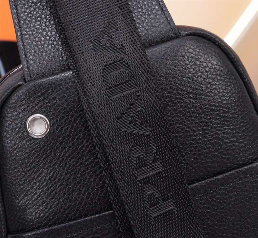 New imperial drive,, Prada men's chest bag, exclusive models, the original cowhide material, to the current market popular crocodile form to present the chest bag mode, simple and strange, soft touch, intimate design hea