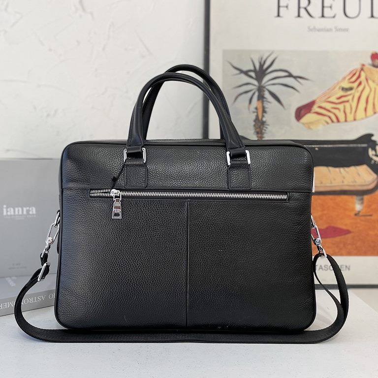 New [love] Prada single genuine new counter with high-end men's casual briefcase   workmanship is super refined and elegant. With imported raw materials cowhide special lining bag.