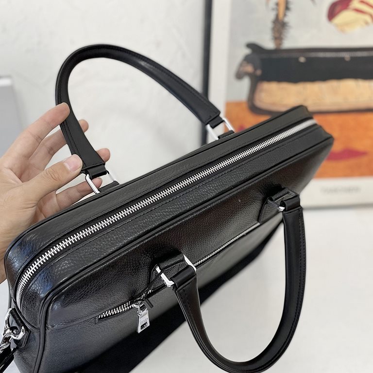 New [love] Prada single genuine new counter with high-end men's casual briefcase   workmanship is super refined and elegant. With imported raw materials cowhide special lining bag.