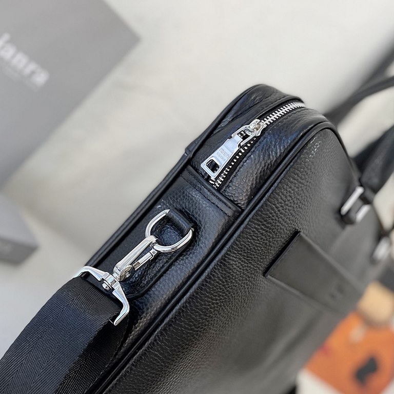 New [love] Prada single genuine new counter with high-end men's casual briefcase   workmanship is super refined and elegant. With imported raw materials cowhide special lining bag.