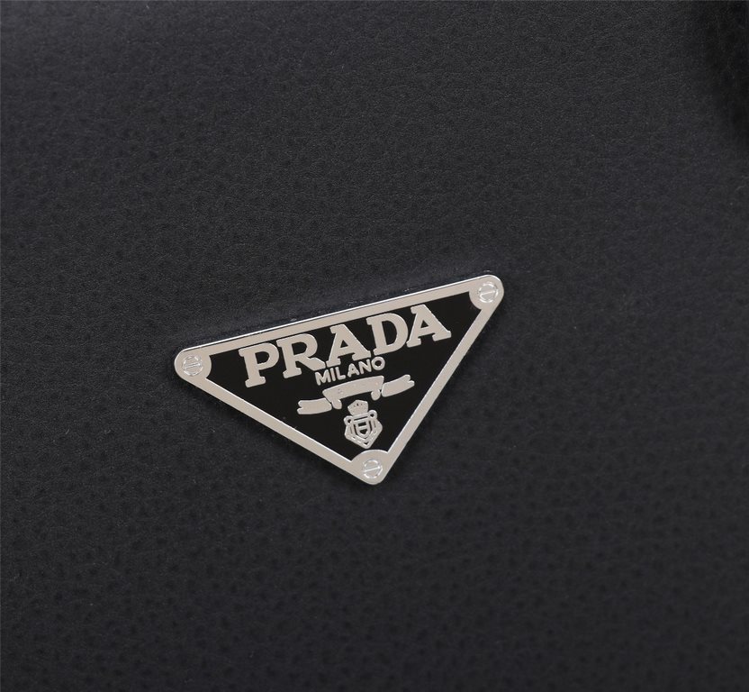 【Top Original Quality】 2022 Newest Prada Briefcase The original European imported cowhide outlines the iconic lines, made with imported equipment, fashionable and trendy, counter quality, more zipper pockets and internal