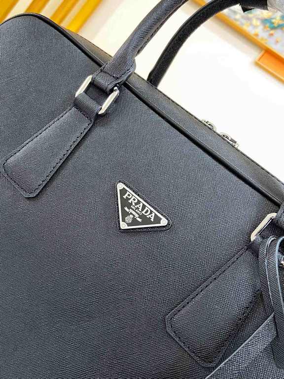 秘秘 [Prada 1802 】     Counter the latest explosive men's briefcase, heavy money to create a new channel goods   energetic   ideal for men's   original hardware  LOGO clear and unparalleled   top layer of head Cowhide   qu