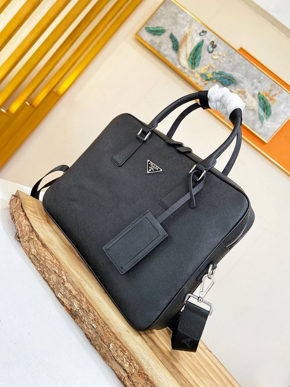 秘秘 [Prada 1802 】     Counter the latest explosive men's briefcase, heavy money to create a new channel goods   energetic   ideal for men's   original hardware  LOGO clear and unparalleled   top layer of head Cowhide   qu