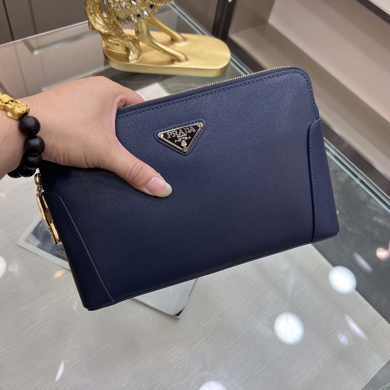 PRADA Prada New Clutch Bag Made of imported cross grain cowhide leather, top polished stainless steel finish metal fittings, front exterior triangular enamel logo, double-pull double-lock design is more practical and saf