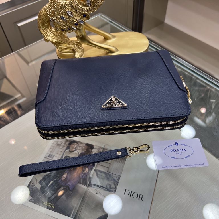 PRADA Prada New Clutch Bag Made of imported cross grain cowhide leather, top polished stainless steel finish metal fittings, front exterior triangular enamel logo, double-pull double-lock design is more practical and saf