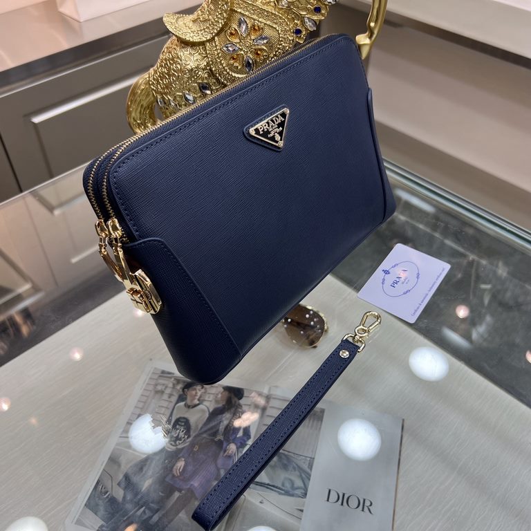 PRADA Prada New Clutch Bag Made of imported cross grain cowhide leather, top polished stainless steel finish metal fittings, front exterior triangular enamel logo, double-pull double-lock design is more practical and saf