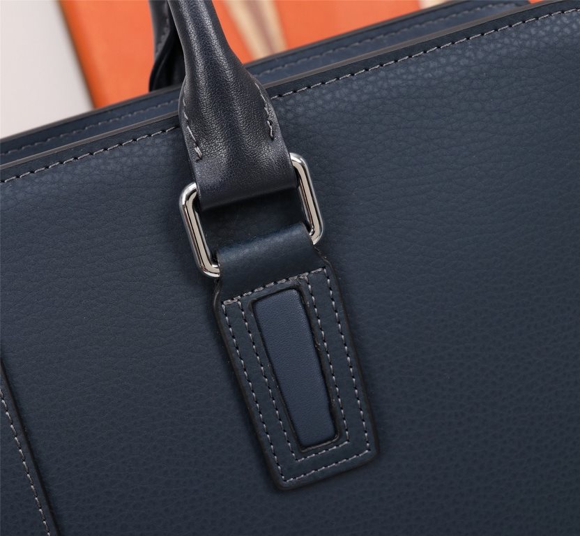 【Top Original Quality】 2022 Newest Prada Briefcase The original European imported cowhide outlines the iconic lines, made with imported equipment, fashionable and trendy, counter quality, more zipper pockets and internal