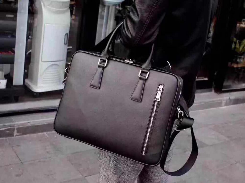 Model 33040-5. pop-up is here   Prada (Prada) European runway models this year's most trendy   Italy was created in 1913 in Milan      globally renowned brand, on the hands of the  high-end upscale hipster men must have 