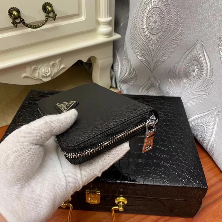 Batch [Brand Name] Prada New [Product Specifications] 19x10x2.5cm [Product Material] Head layer cowhide cross grain [Product Details] Black [Product Model] 23370