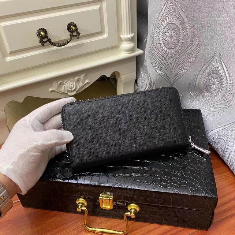 Batch [Brand Name] Prada New [Product Specifications] 19x10x2.5cm [Product Material] Head layer cowhide cross grain [Product Details] Black [Product Model] 23370