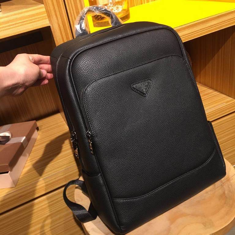 top goods Prada backpack    classic hot shipment pull, without adding any effect) top imported original cowhide, ultra-high definition hardware logo logo, ultra-comfortable feel soft leather, ultra-high-tech leather desi