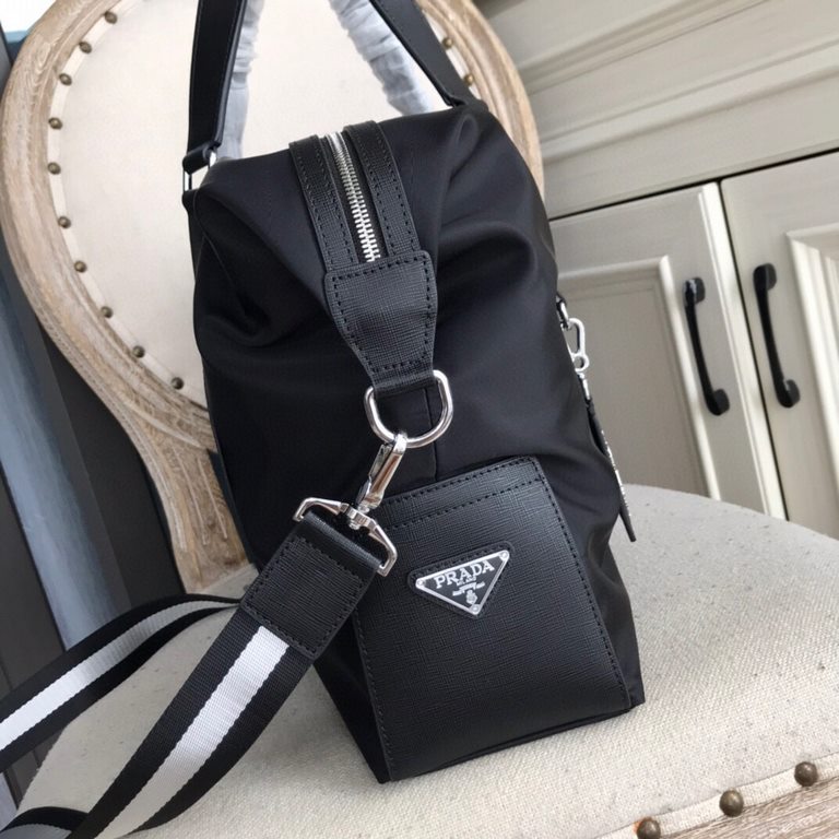 Top counter rat ruthless goods 2022 latest style Prada parachute nylon cloth with imported original leather handbag travel bag fire models a large number of shipments to pull, clamoring counter goods   top original singl