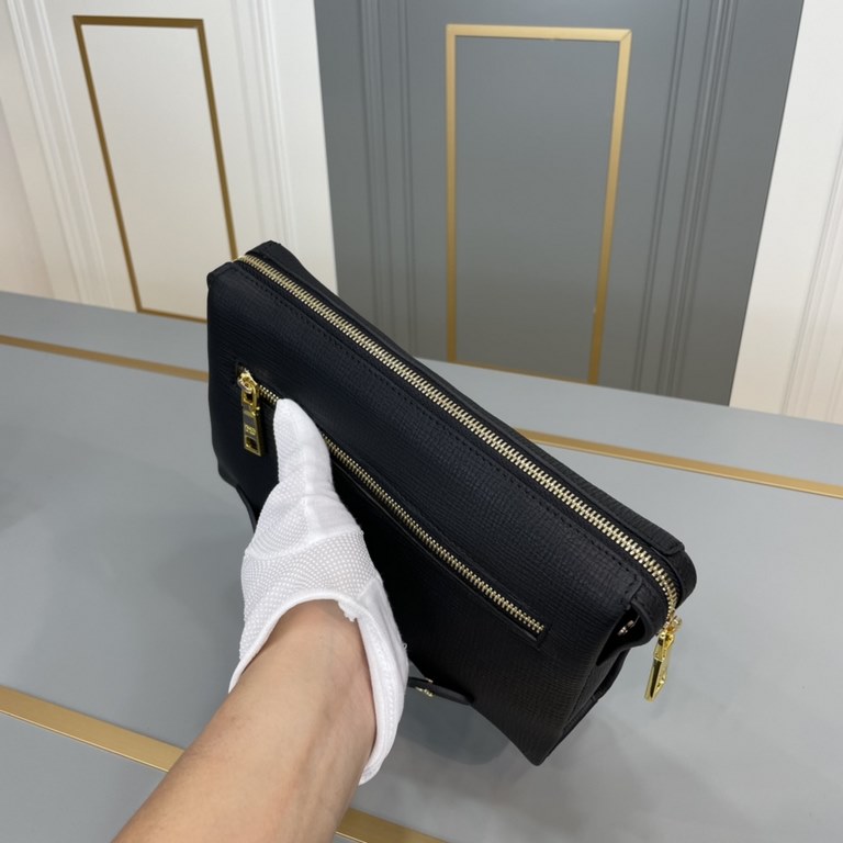 .   Original single goods [love] Prada original single genuine new counter with the same high-end men's casual clutch bag   workmanship is super refined and elegant. With imported raw materials cowhide counter special ha