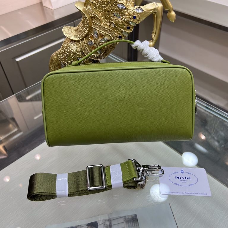 PRADA Prada new clutch bag, shoulder bag shipment, fashionable style, high end gas! Using the first layer of imported cross grain leather cattle with original hardware Home travel must-have products  Model 9508-3Size 27-