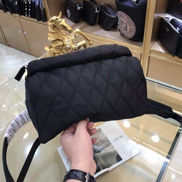 PRADA Prada shoulder bag[Delightful][Delightful] New Prada school bag official website synchronization shipment, fashionable and versatile style, high-end atmosphere! Using the first layer of imported cross grain cowhide