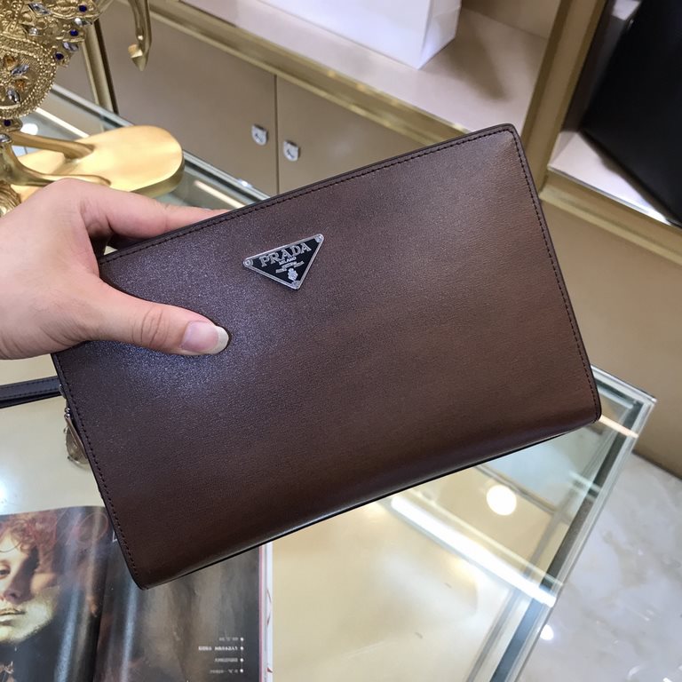 PRADA Prada New Clutch Bag Made of imported head layer shaped cowhide leather, top polished stainless steel finish metal accessories , front exterior triangular enamel logo, simple and generous business Successful men's 