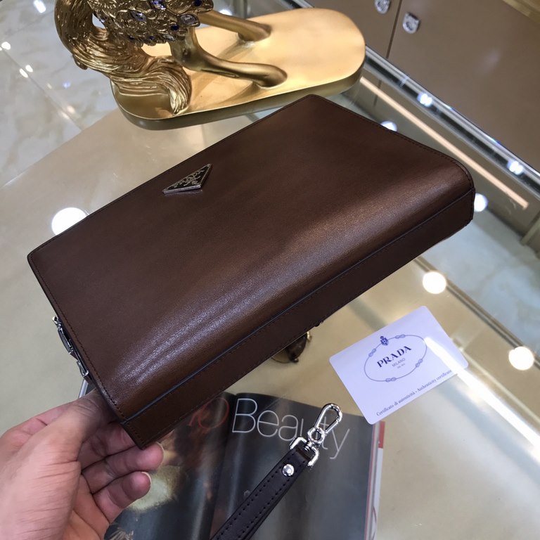 PRADA Prada New Clutch Bag Made of imported head layer shaped cowhide leather, top polished stainless steel finish metal accessories , front exterior triangular enamel logo, simple and generous business Successful men's 