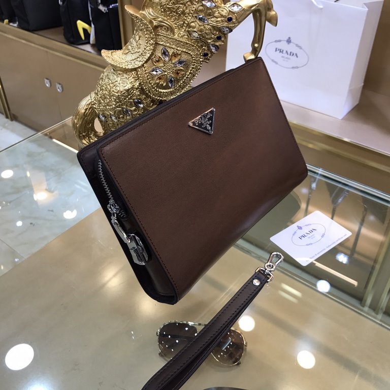 PRADA Prada New Clutch Bag Made of imported head layer shaped cowhide leather, top polished stainless steel finish metal accessories , front exterior triangular enamel logo, simple and generous business Successful men's 