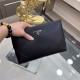 PRADA Prada new clutch bag official website the same out of step goods, fashionable style, high The new Prada clutch bag is the same as the official website! Adopting the first layer of imported leather cattle with origi