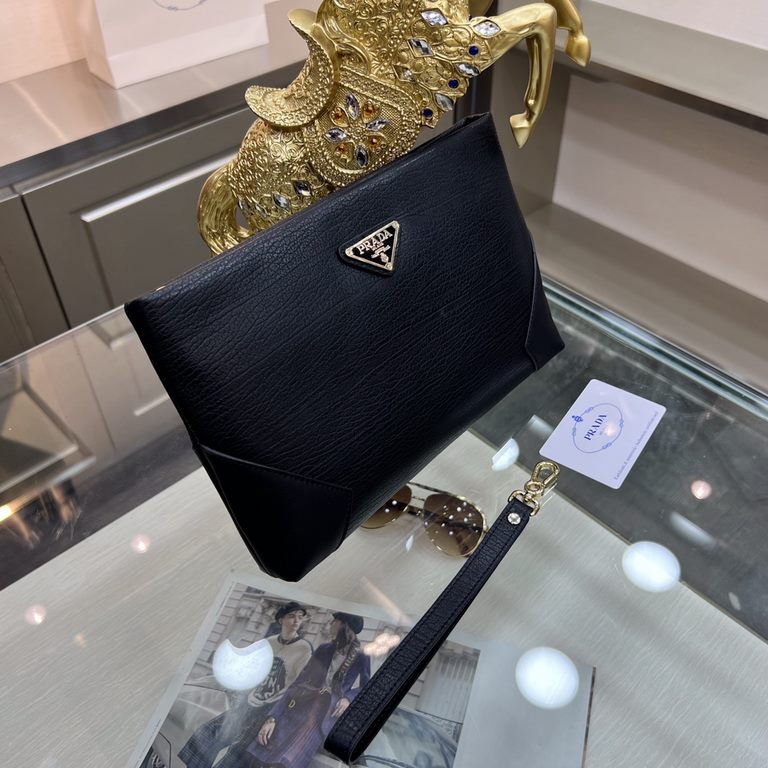 PRADA Prada new clutch bag official website the same out of step goods, fashionable style, high The new Prada clutch bag is the same as the official website! Adopting the first layer of imported leather cattle with origi