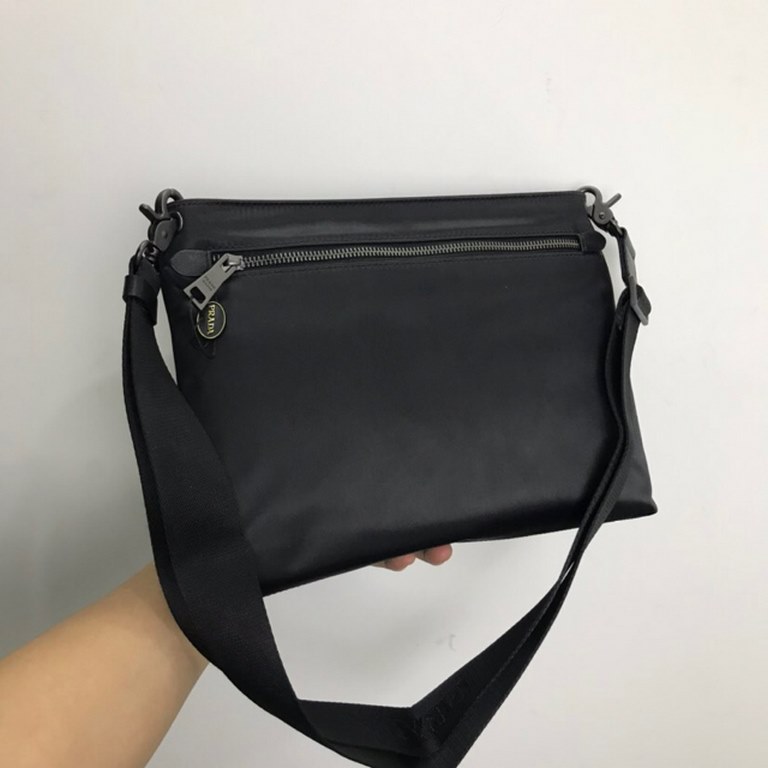 Top original single hard goods to attack    Prada explosive cross-body bag, the fabric is made of imported waterproof fabric with imported original calfskin   the effect on the body is superb    gunmetal hardware exclusi